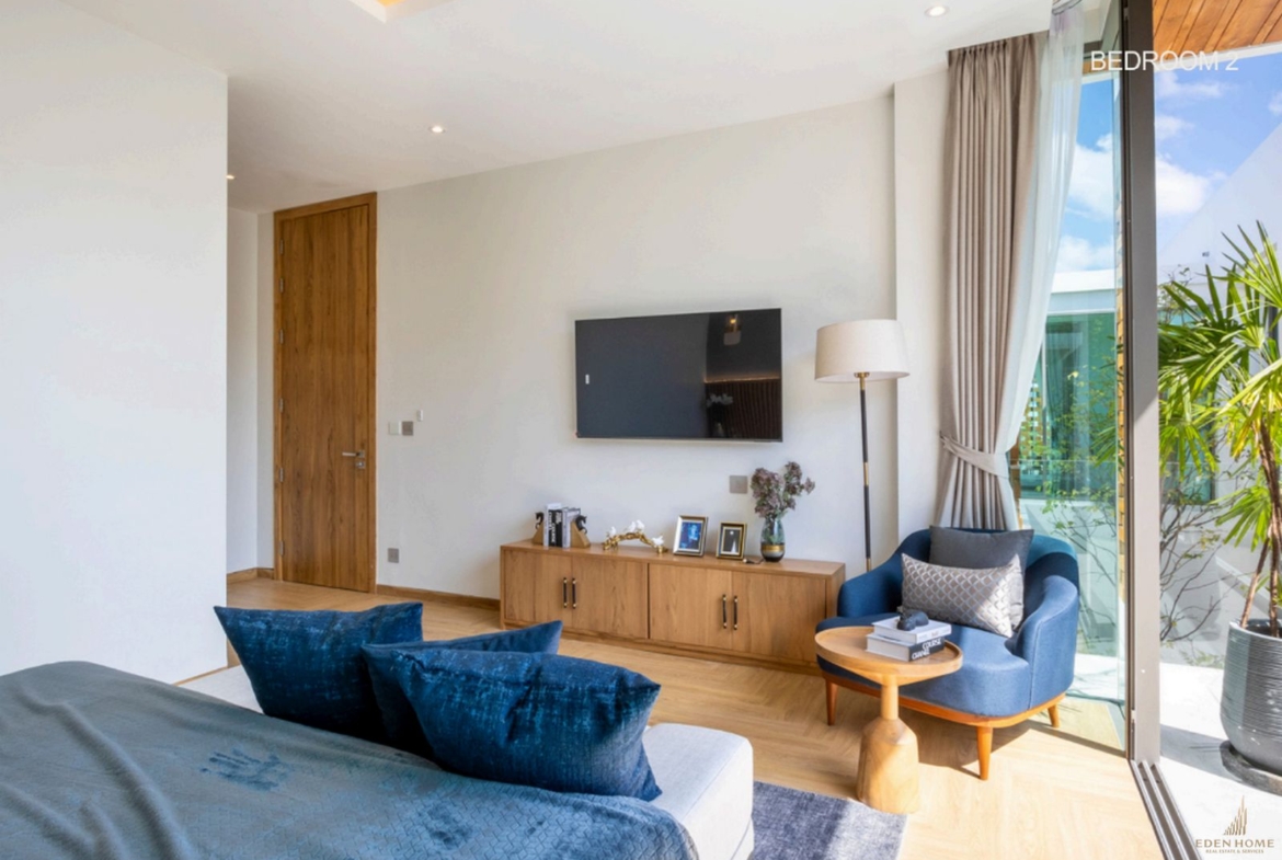 Life luxury villa in Bangtao For sale