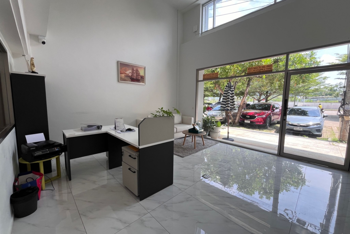 Spacious 3.5-Storey Commercial Building with Mezzanine