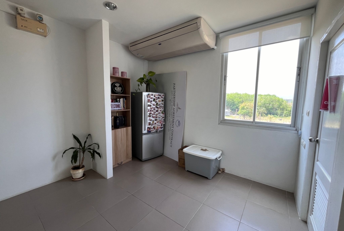 Spacious 3.5-Storey Commercial Building with Mezzanine