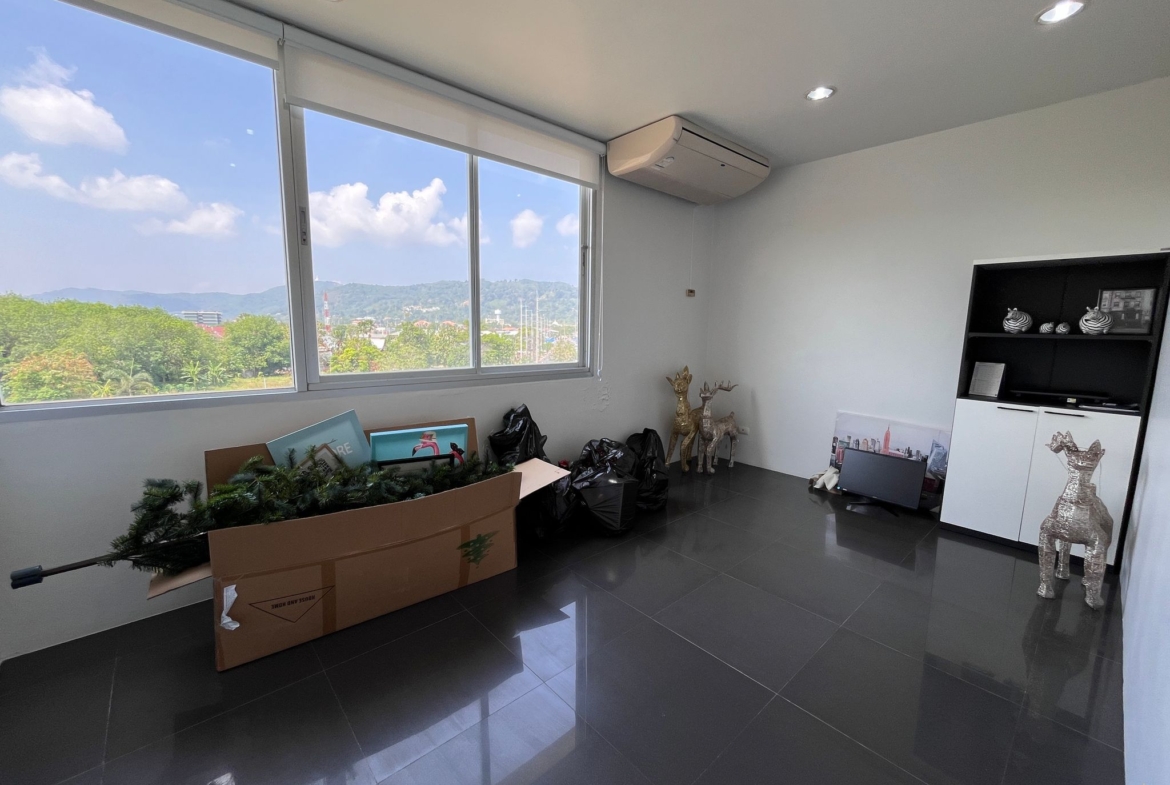 Spacious 3.5-Storey Commercial Building with Mezzanine
