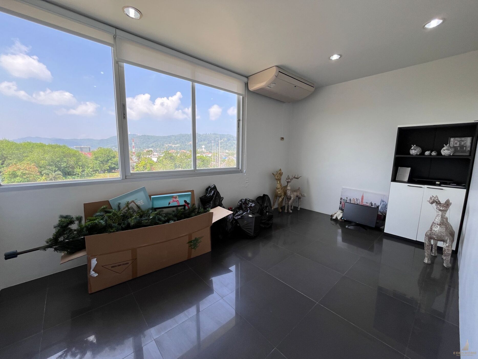 Spacious 3.5-Storey Commercial Building with Mezzanine