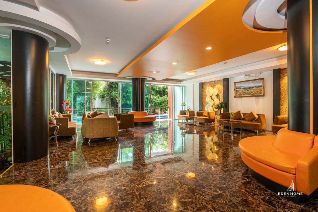 RAWAI BEACH CONDOMINIUM in a private location with beautiful mountain views and sea views