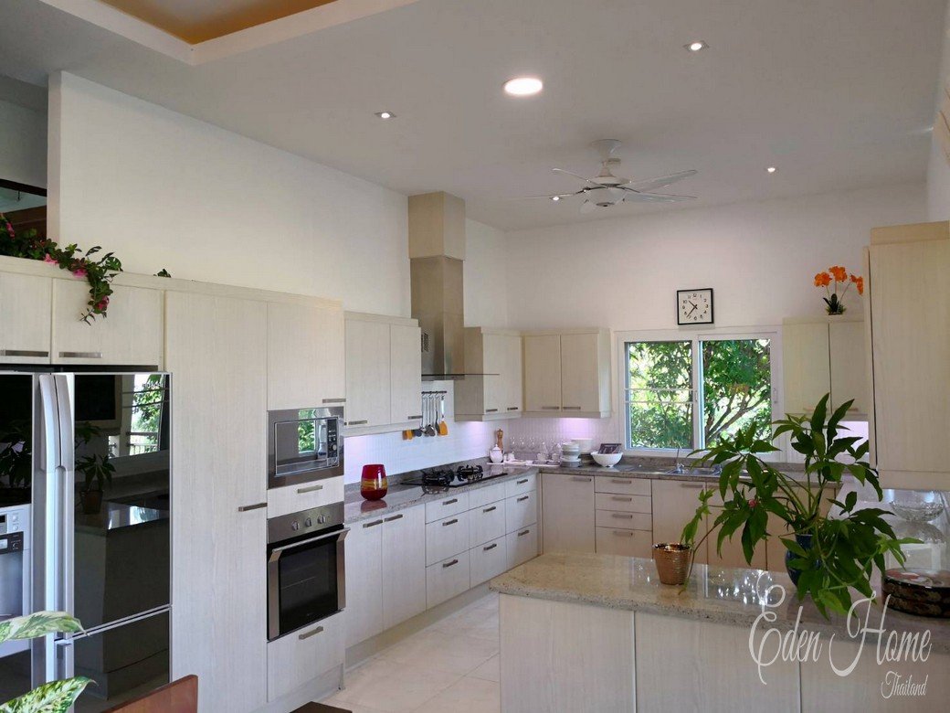Outstanding 3 Bedroom Penthouse with golf and mountain view for rent