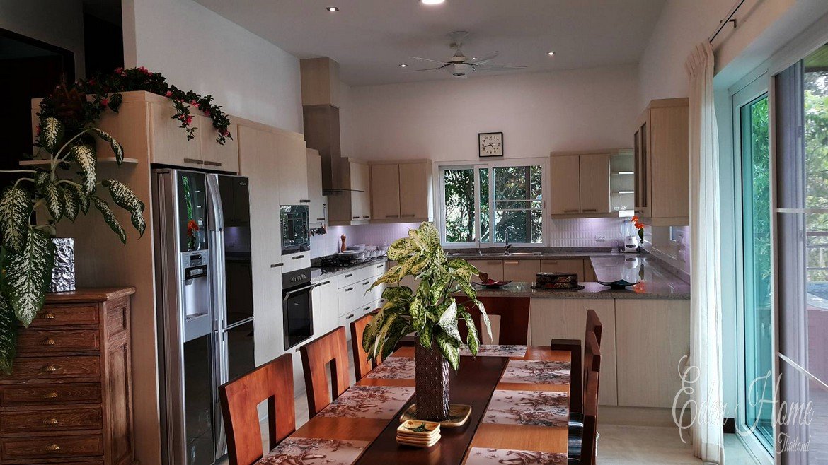 Outstanding 3 Bedroom Penthouse with golf and mountain view for rent