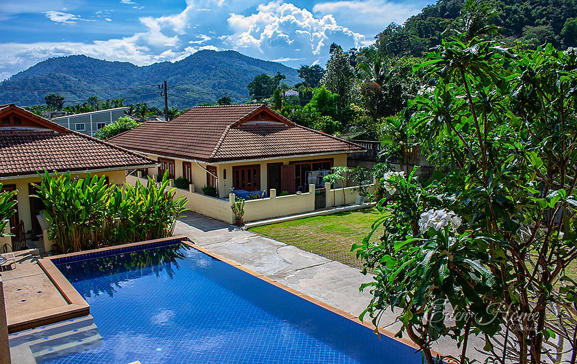 view of the swimming pool